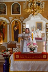 "19 апреля 2025 года, в Великую Субботу, иерей Николай Антонов совершил богослужения – часы, изобразительны, вечерню с Божественной литургией святителя Василия Великого в Архангельском храме п. Ермишь."