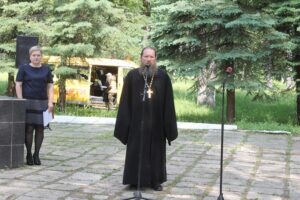 "Настоятель Архангельского храма р. п. Ермишь иерей Николай Антонов принял участие в митинге посвященном открытию памятных мемориальных досок."